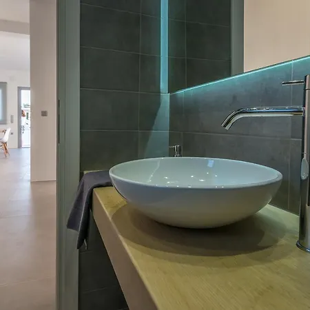 Milos Waves Luxury Pollonia